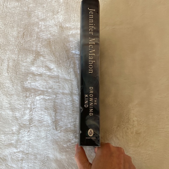 EUC Hardcover book "The Drowning Kind" by Jennifer McMahon 🌸 BUY 2/$9 - Picture 4 of 11